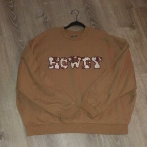 Stylish Tan Crewneck Sweater with 'Howdy' Design
